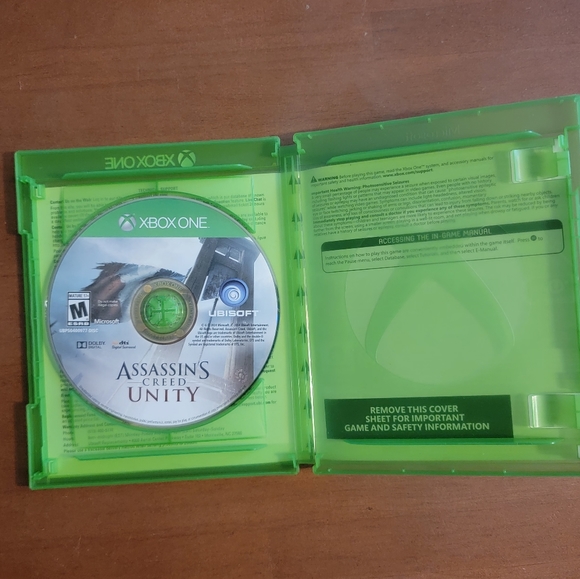 Used XBOX ONE Assassin's Creed: Unity Limited Edition Rated Mature Sat in Paris - Picture 3 of 6